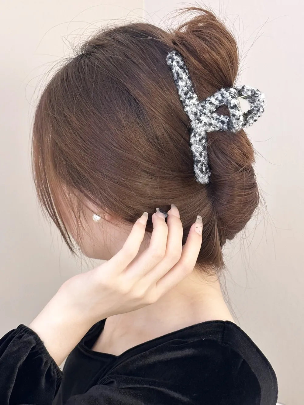 Contrast Hair Claw Clip – Trendy Two-Tone Hair Accessory