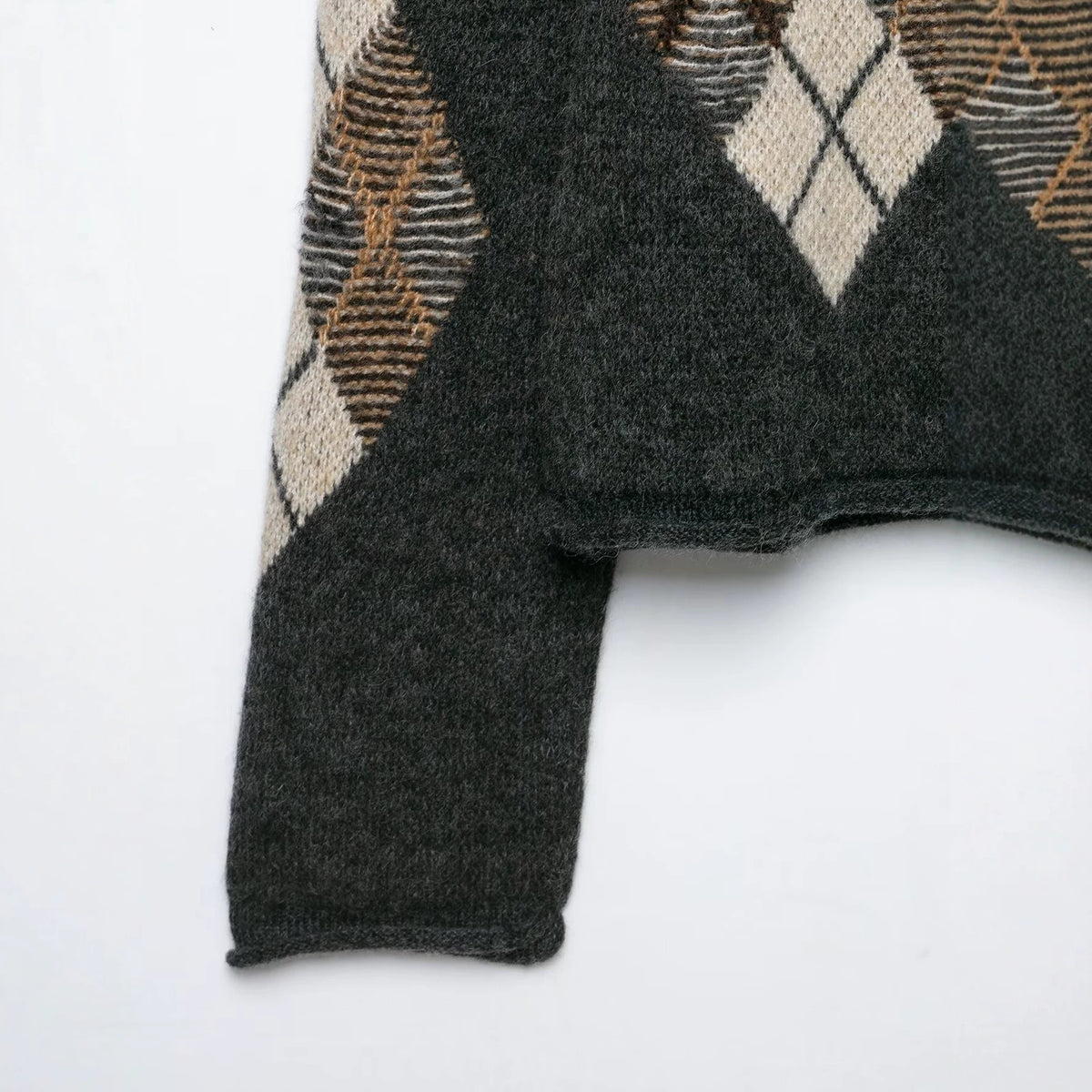 Diamond patterned decorative long sleeved round neck knitted sweater for women