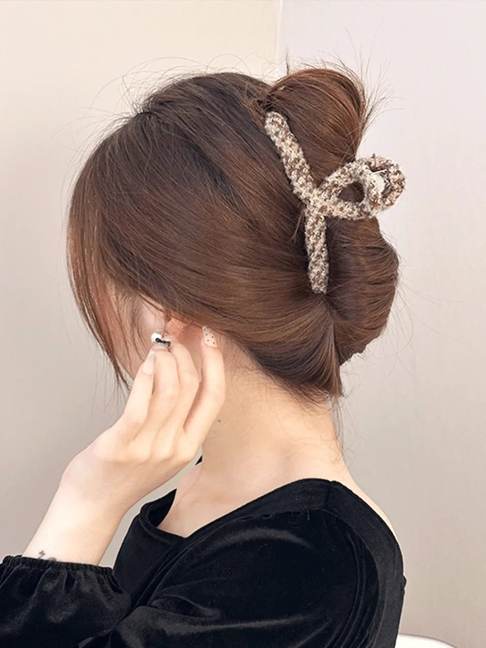 Contrast Hair Claw Clip – Trendy Two-Tone Hair Accessory
