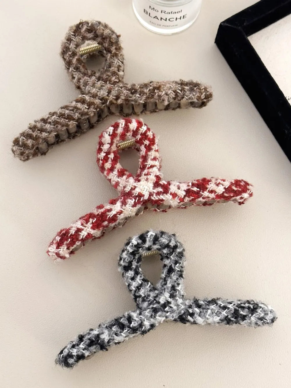 Contrast Hair Claw Clip – Trendy Two-Tone Hair Accessory