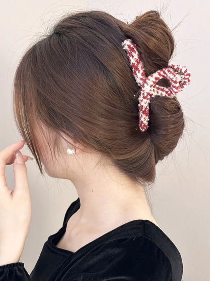 Contrast Hair Claw Clip – Trendy Two-Tone Hair Accessory