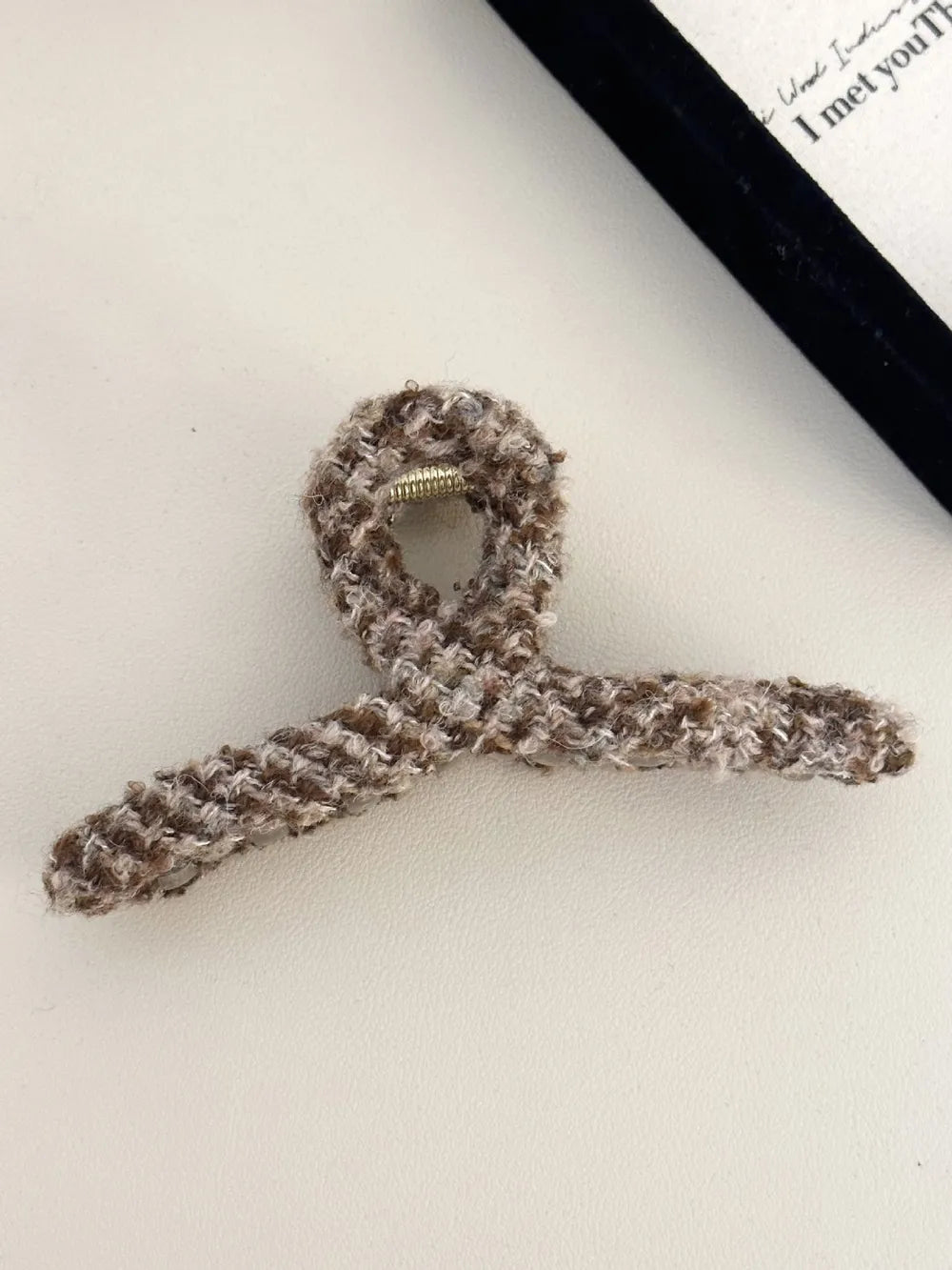 Contrast Hair Claw Clip – Trendy Two-Tone Hair Accessory