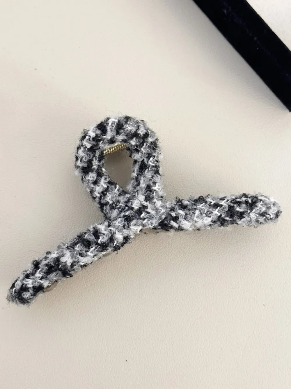 Contrast Hair Claw Clip – Trendy Two-Tone Hair Accessory