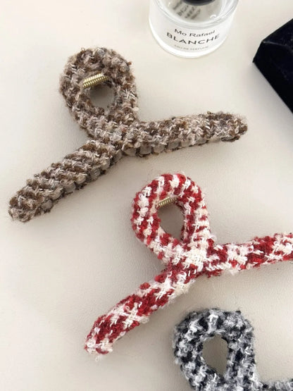 Contrast Hair Claw Clip – Trendy Two-Tone Hair Accessory
